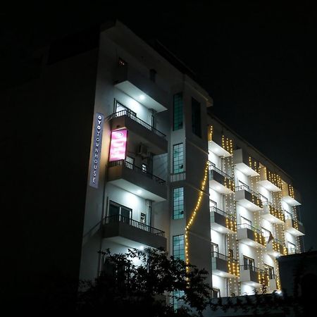 Townhouse Navneeta Grand Hotell Kakarmatha Eksteriør bilde