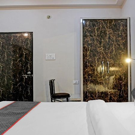 Townhouse Navneeta Grand Hotell Kakarmatha Eksteriør bilde