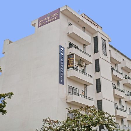 Townhouse Navneeta Grand Hotell Kakarmatha Eksteriør bilde