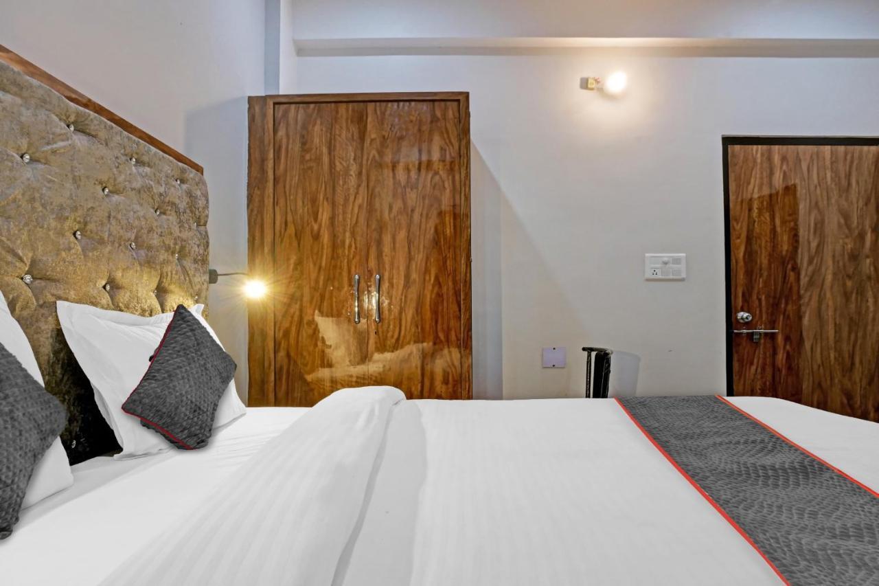 Townhouse Navneeta Grand Hotell Kakarmatha Eksteriør bilde