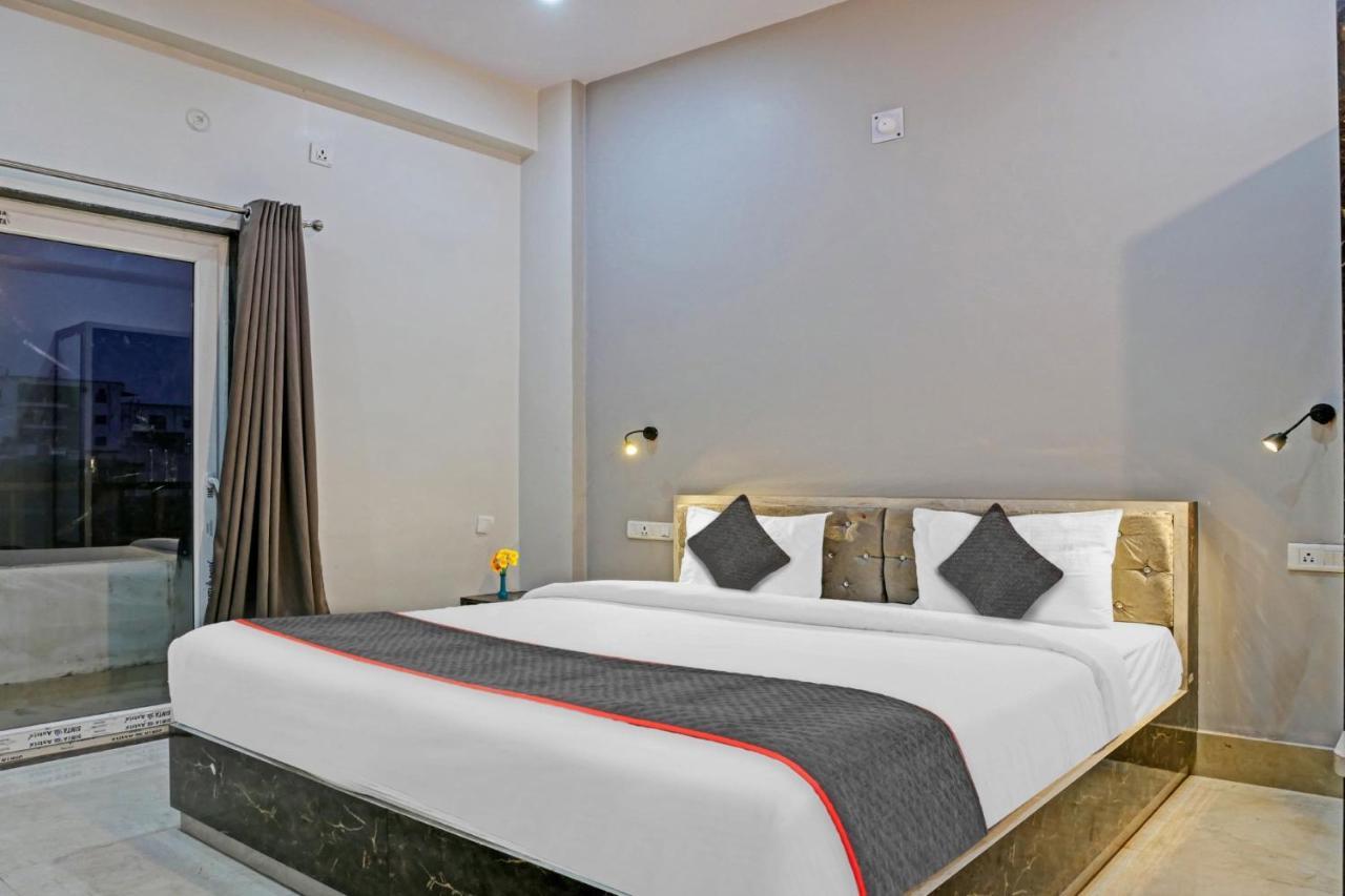 Townhouse Navneeta Grand Hotell Kakarmatha Eksteriør bilde