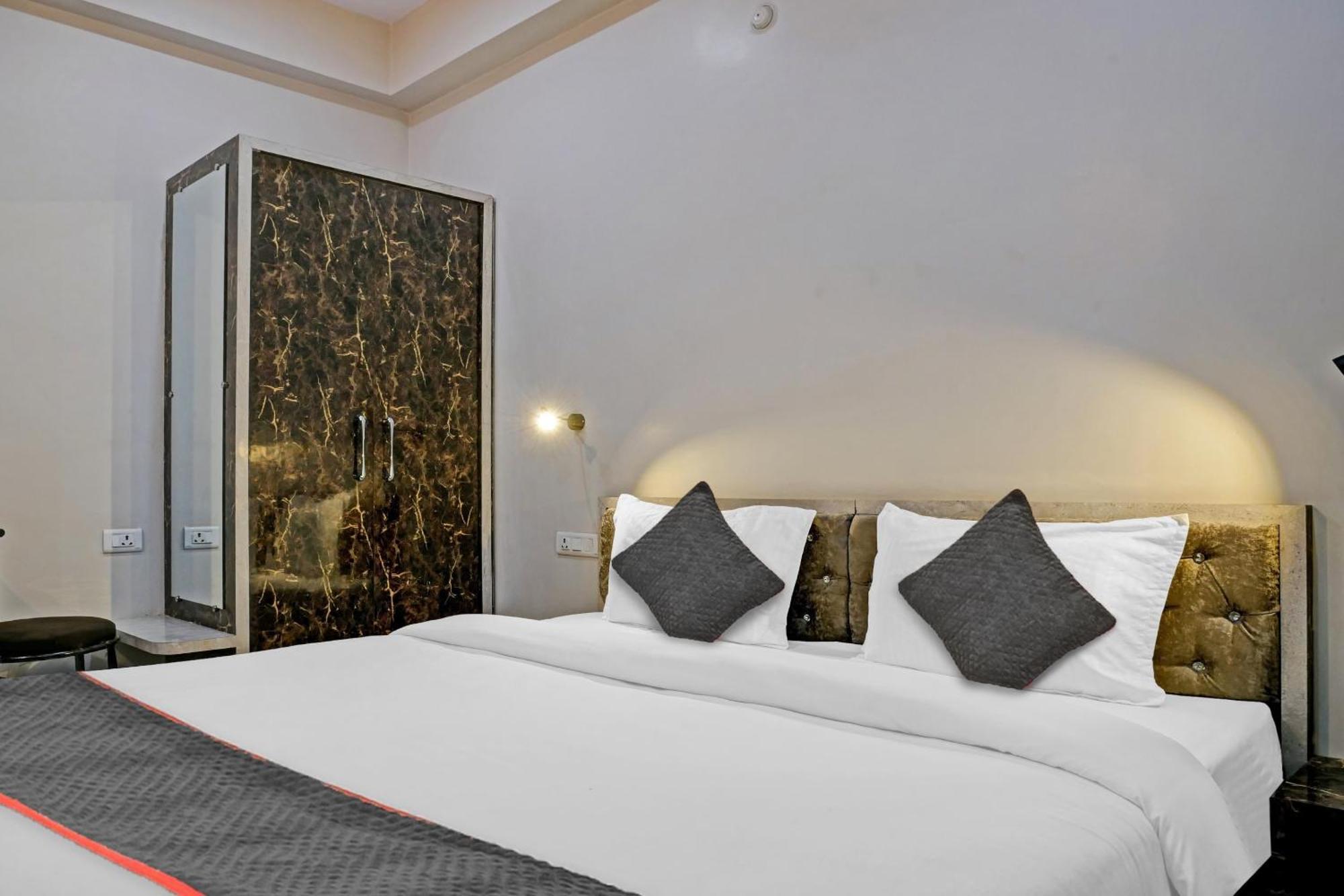 Townhouse Navneeta Grand Hotell Kakarmatha Eksteriør bilde