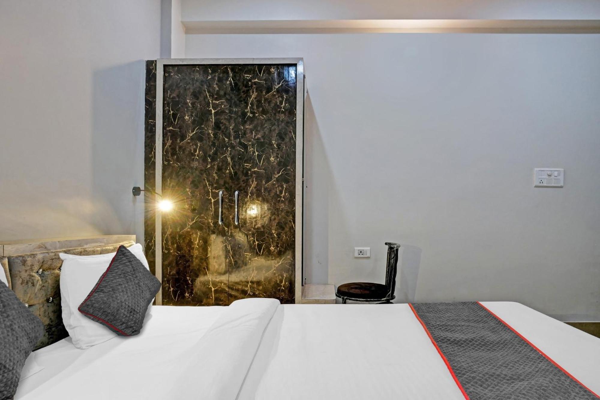 Townhouse Navneeta Grand Hotell Kakarmatha Eksteriør bilde