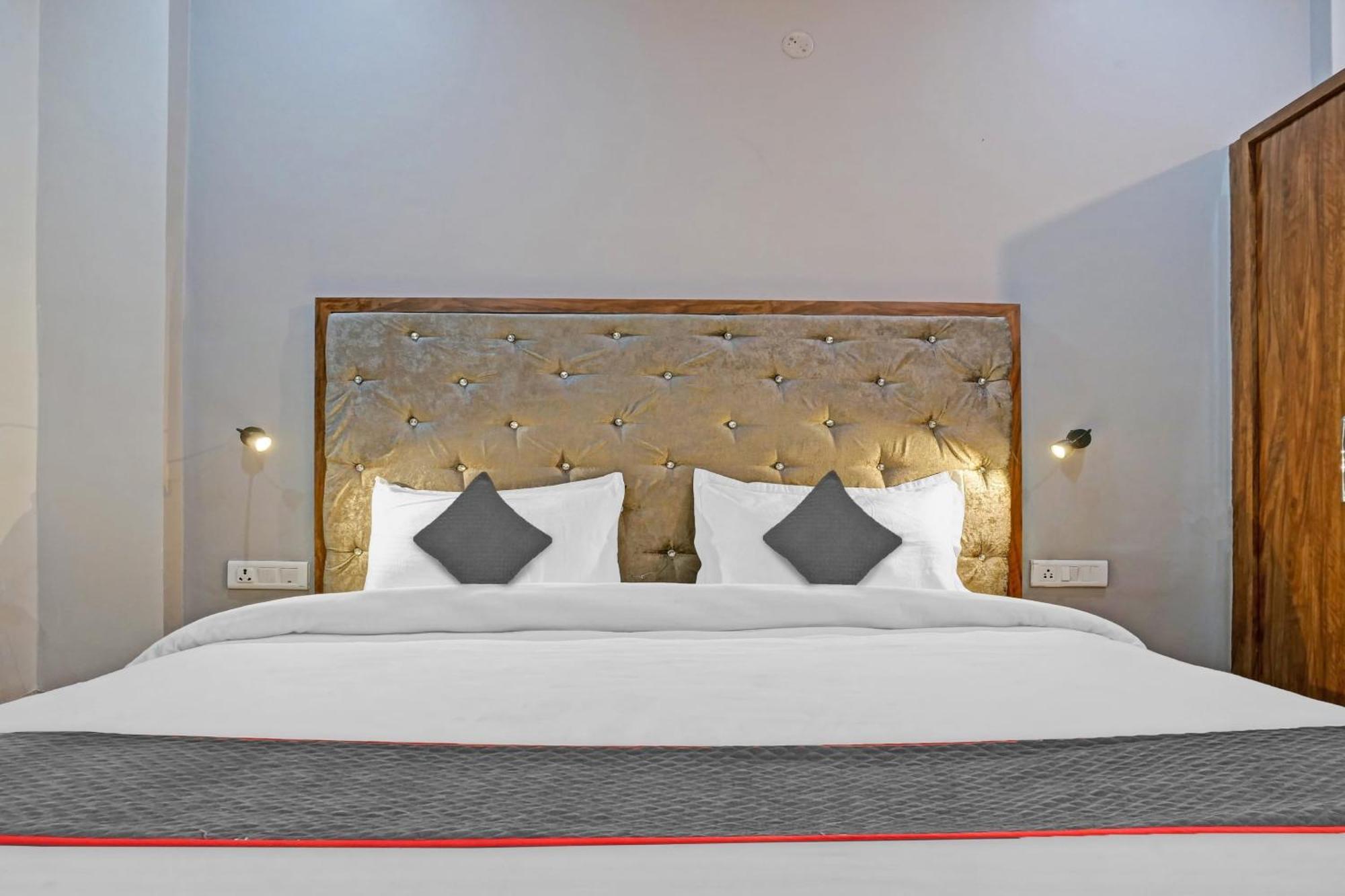 Townhouse Navneeta Grand Hotell Kakarmatha Eksteriør bilde