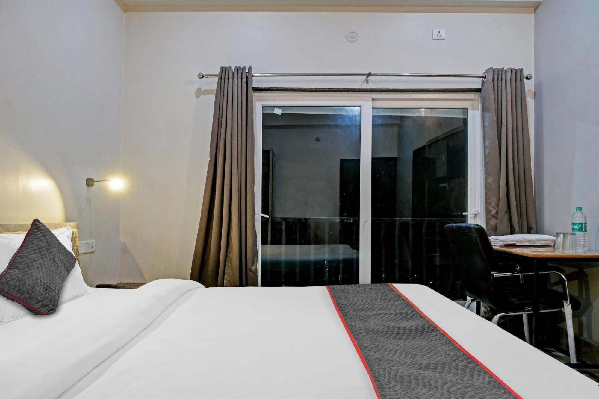 Townhouse Navneeta Grand Hotell Kakarmatha Eksteriør bilde