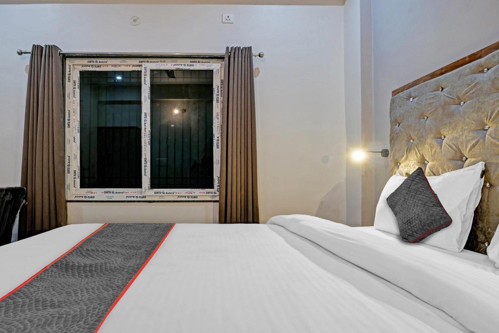 Townhouse Navneeta Grand Hotell Kakarmatha Eksteriør bilde