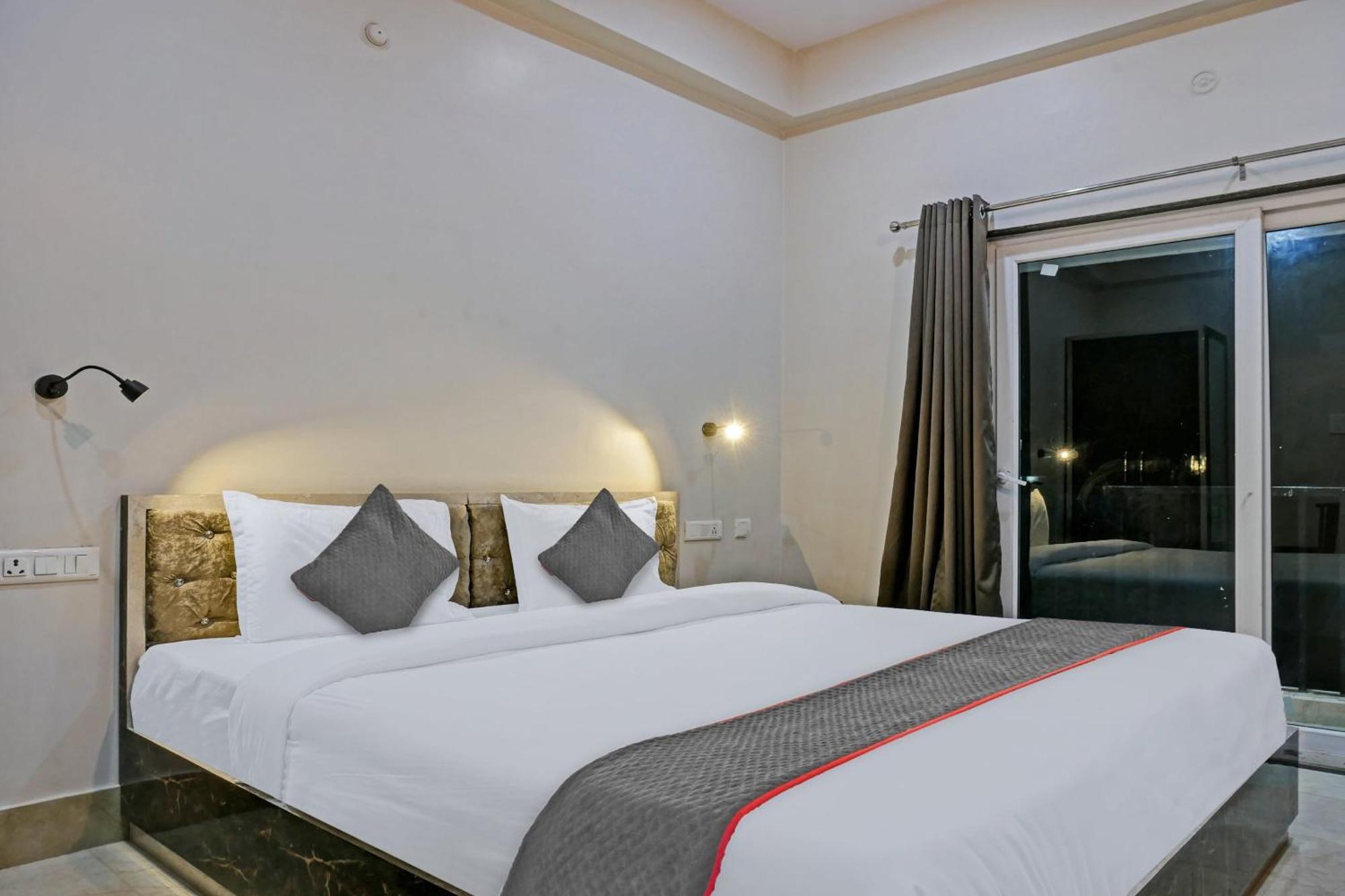 Townhouse Navneeta Grand Hotell Kakarmatha Eksteriør bilde