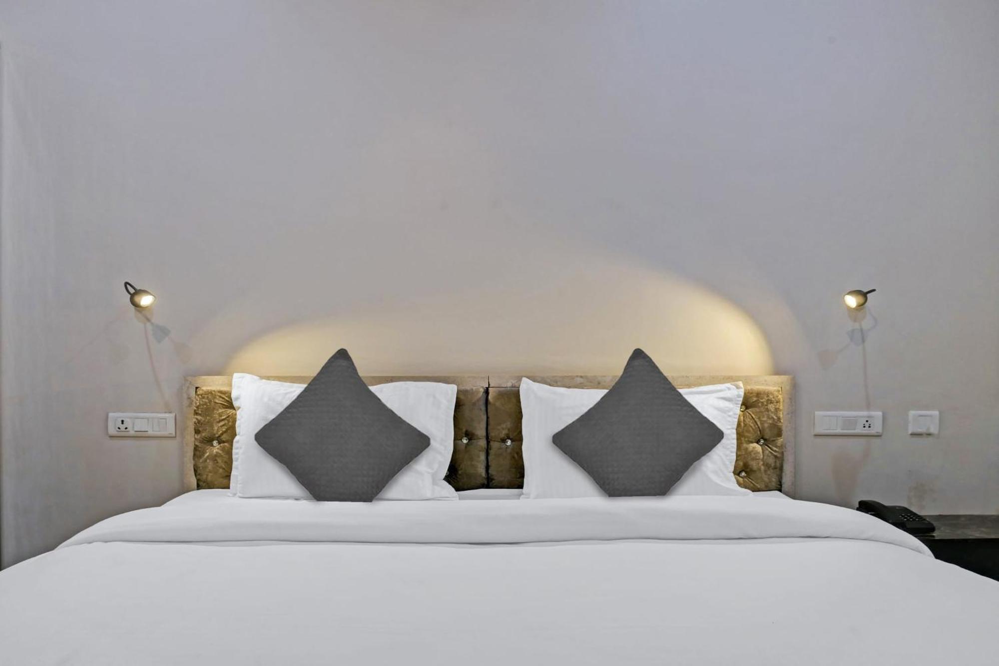 Townhouse Navneeta Grand Hotell Kakarmatha Eksteriør bilde
