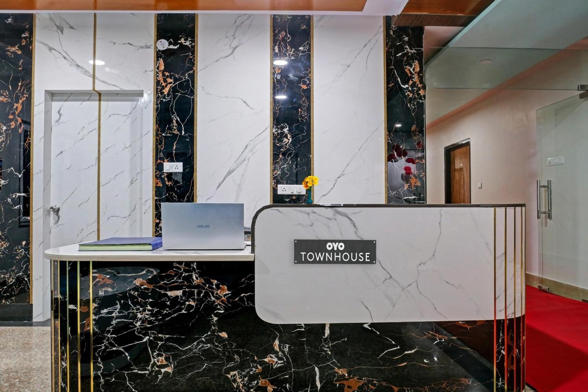 Townhouse Navneeta Grand Hotell Kakarmatha Eksteriør bilde