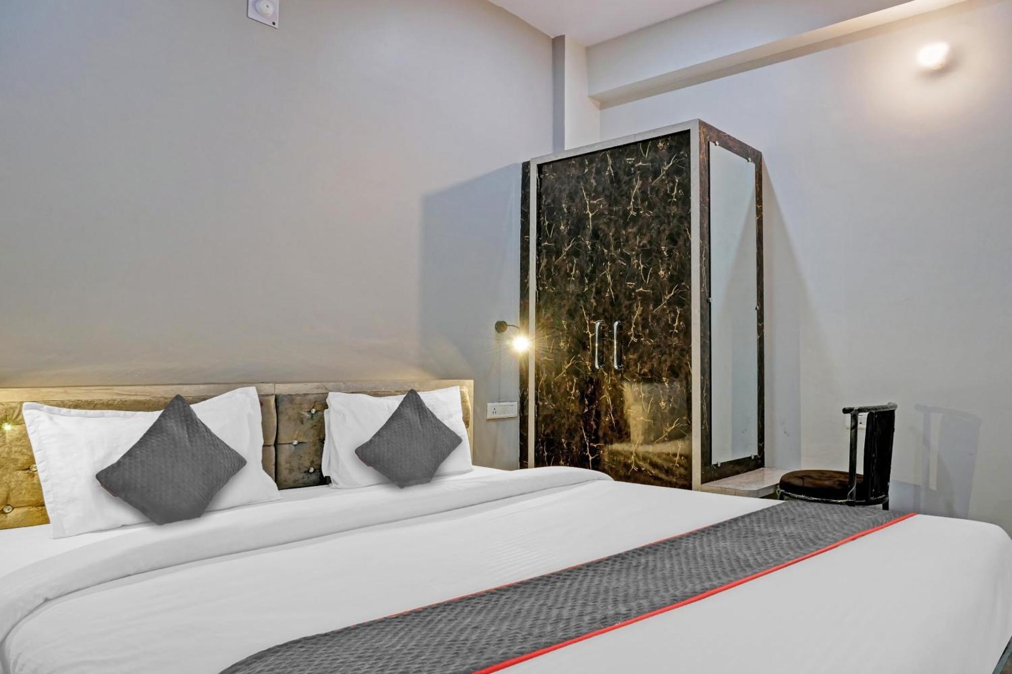 Townhouse Navneeta Grand Hotell Kakarmatha Eksteriør bilde