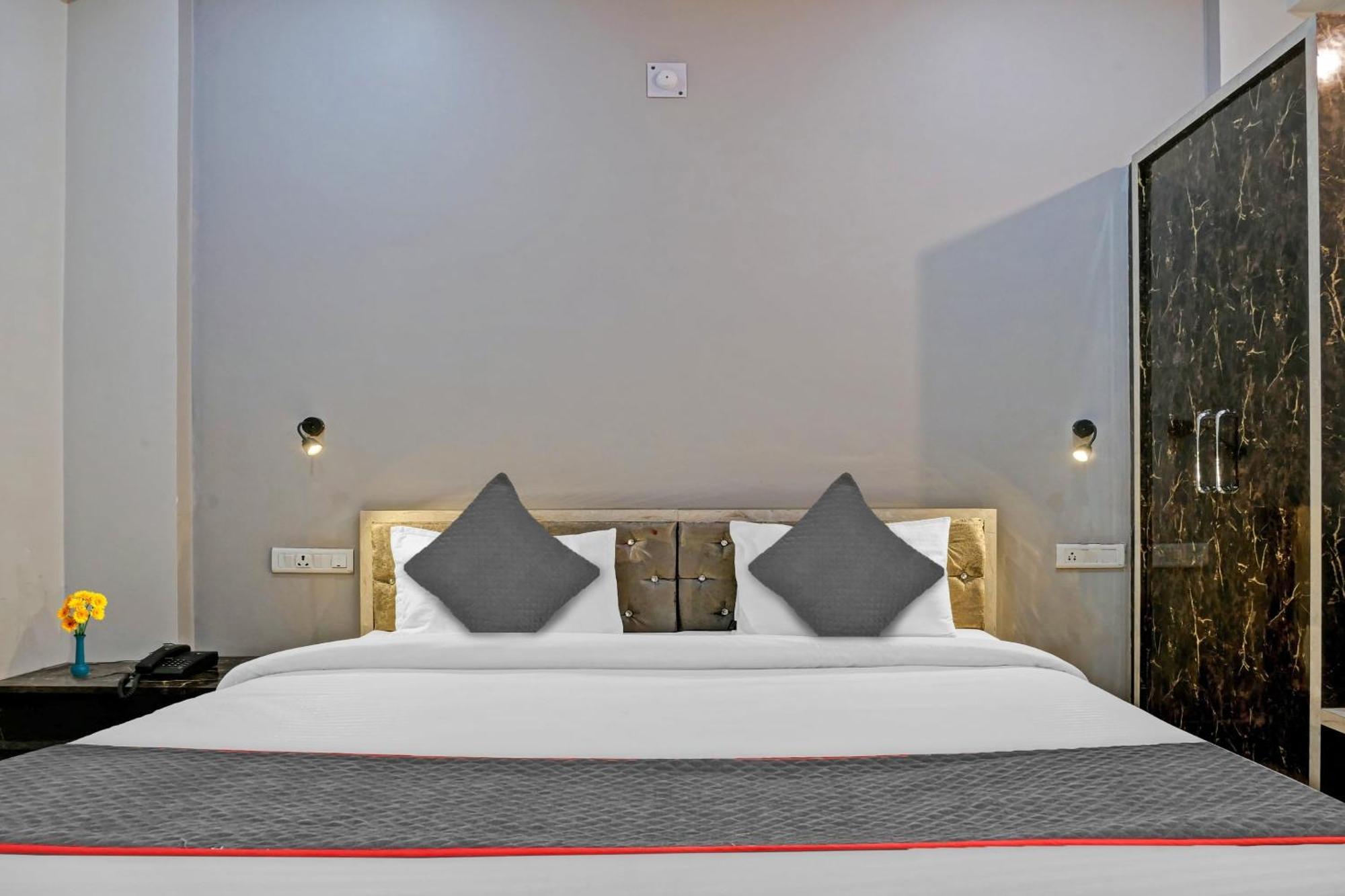 Townhouse Navneeta Grand Hotell Kakarmatha Eksteriør bilde