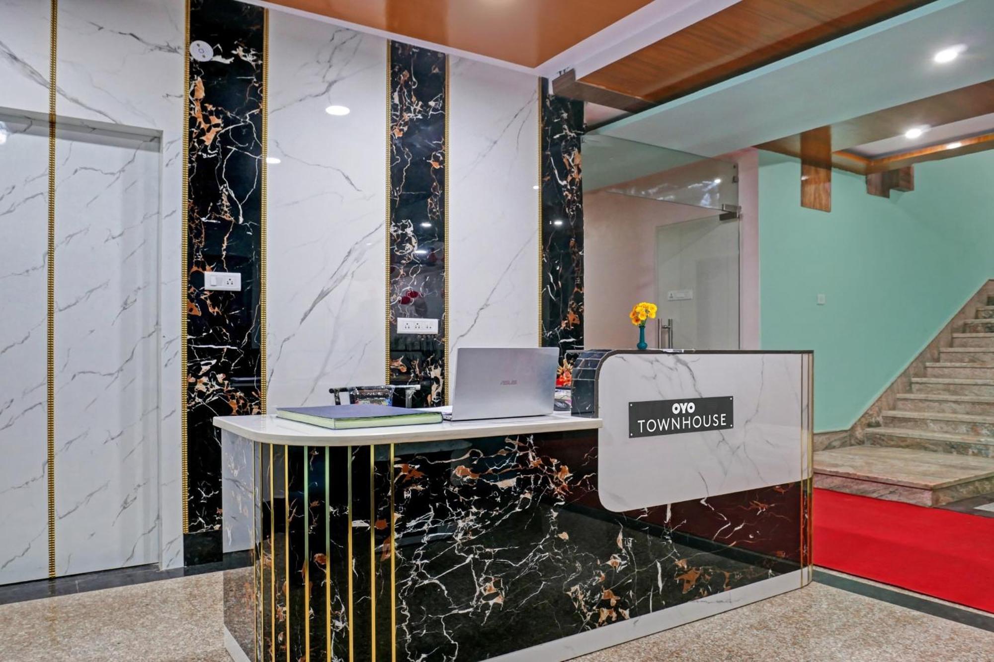 Townhouse Navneeta Grand Hotell Kakarmatha Eksteriør bilde