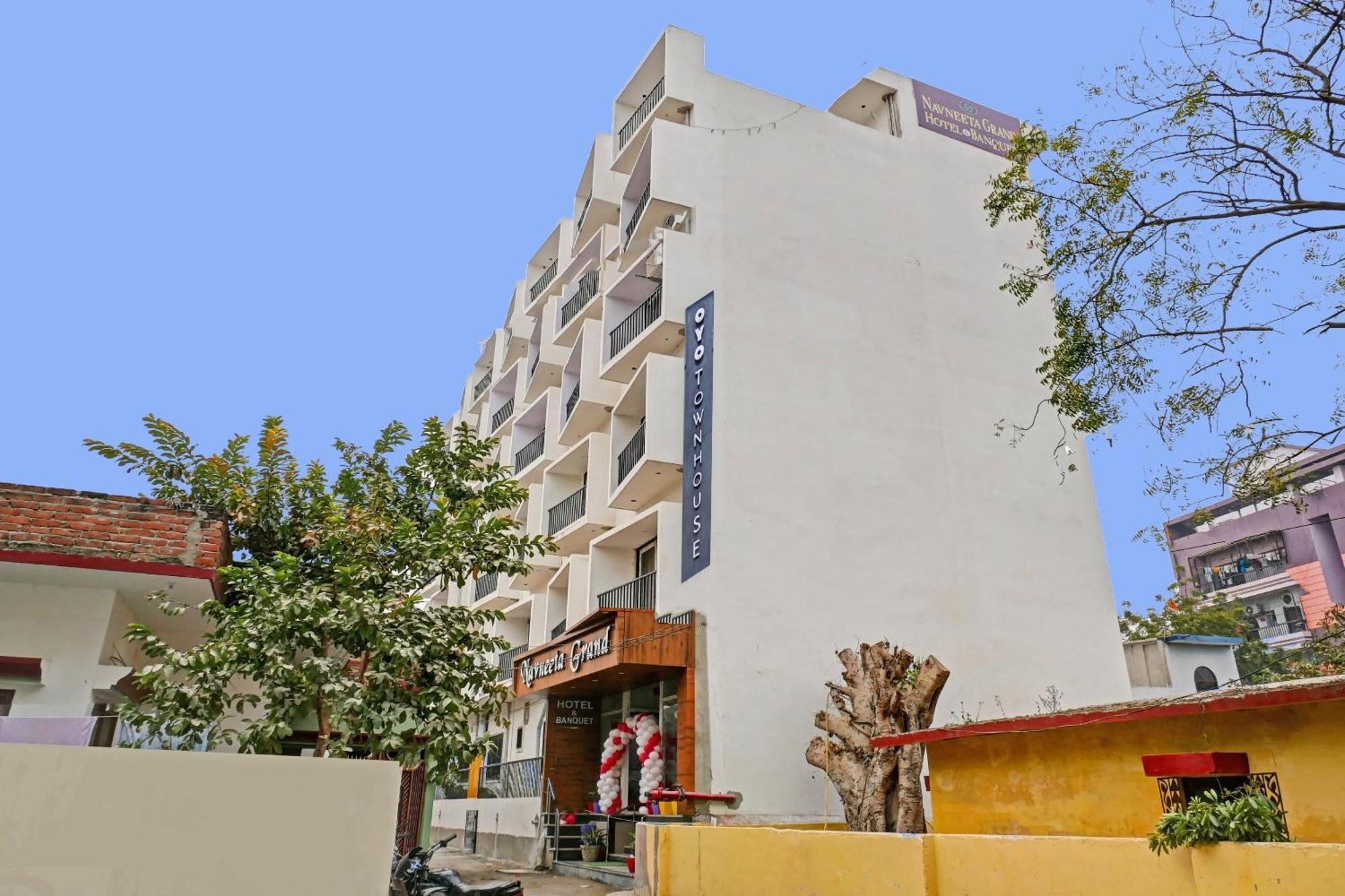 Townhouse Navneeta Grand Hotell Kakarmatha Eksteriør bilde