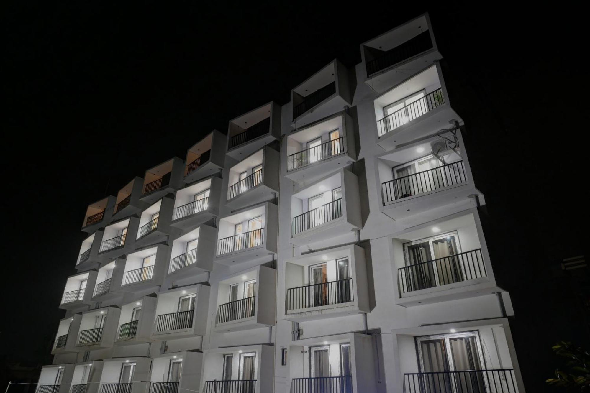 Townhouse Navneeta Grand Hotell Kakarmatha Eksteriør bilde