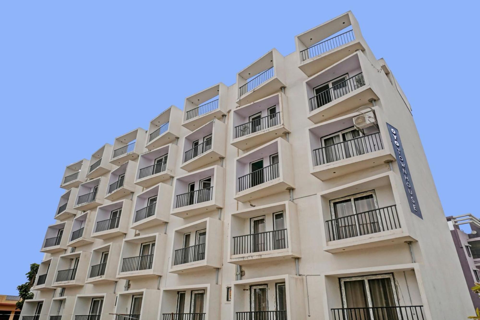 Townhouse Navneeta Grand Hotell Kakarmatha Eksteriør bilde