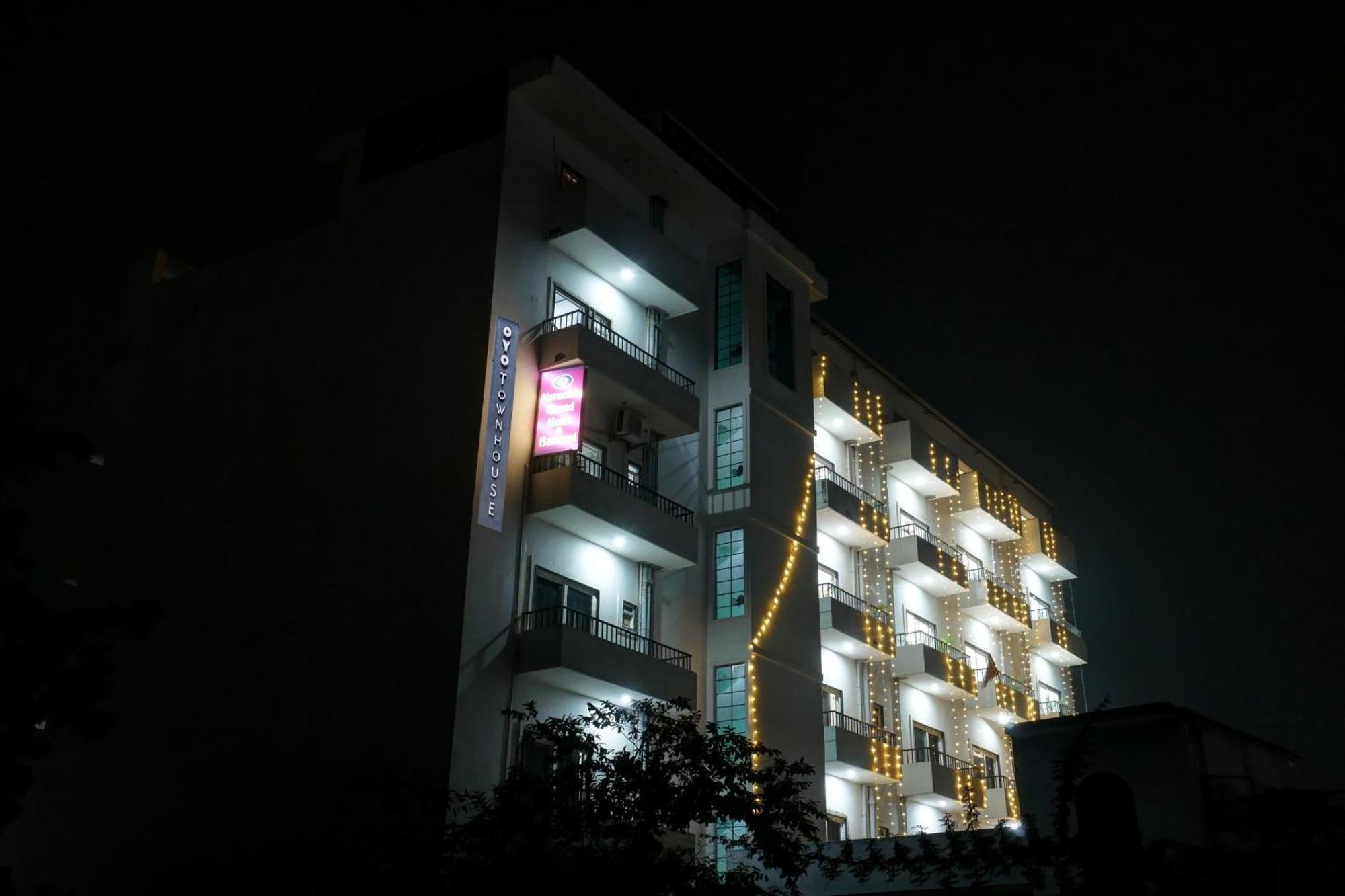 Townhouse Navneeta Grand Hotell Kakarmatha Eksteriør bilde
