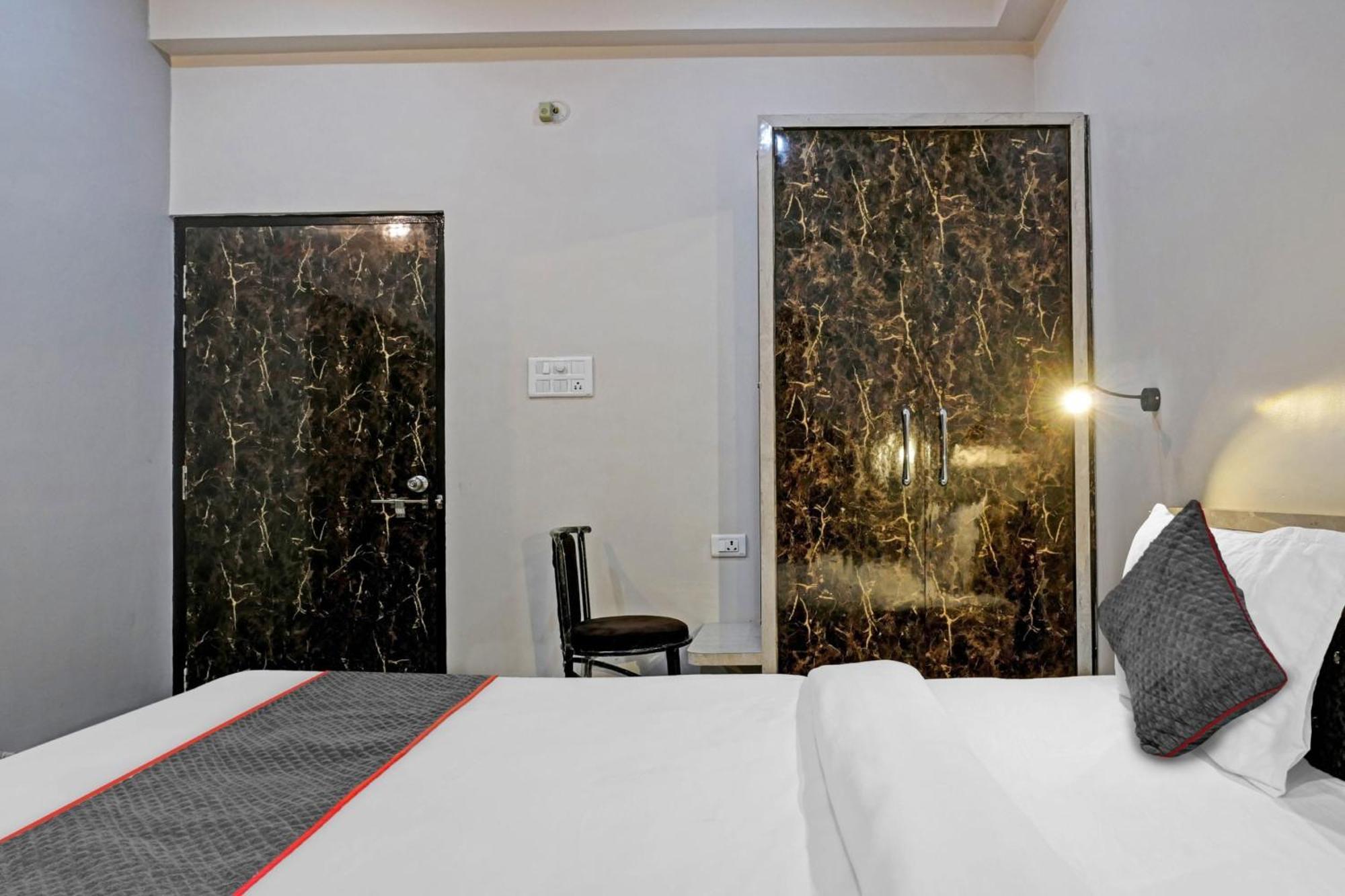Townhouse Navneeta Grand Hotell Kakarmatha Eksteriør bilde